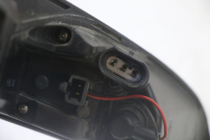 photo de LEWY TYLNY KIERUNKOWSKAZ PEUGEOT SATELIS 125 (2010 - 2012) - Stan powierzchni