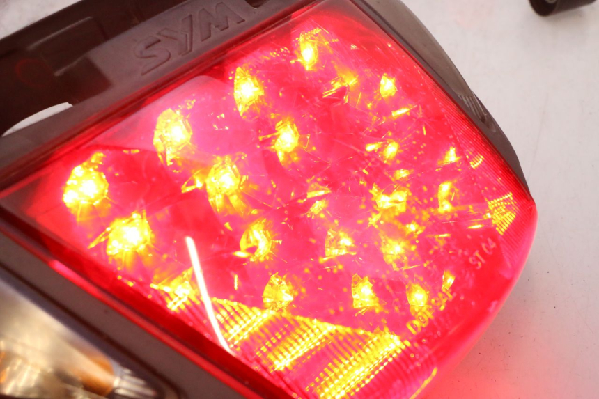 photo de LAMPA TYLNA SYM GTS EVO 125 (2009 - 2013) - Zoom stanu zużycia