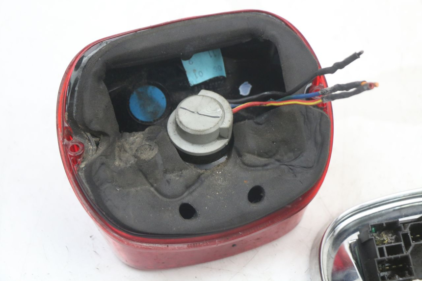 photo de LAMPA TYLNA HARLEY DAVIDSON SPORTSTER XL CUSTOM 883 (1999 - 2006) - Zbliżenie komponentów