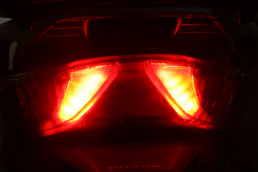 photo de LAMPA TYLNA HONDA SH i 300 (2015 - 2020) - Szczegóły charakterystyczne