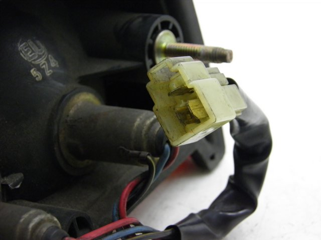 photo de LAMPA TYLNA KAWASAKI ZEPHYR 550 (1991 - 1998) - Zoom stanu zużycia