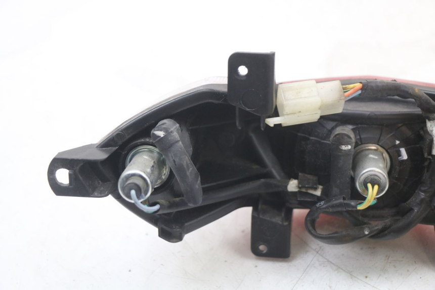 photo de LAMPA TYLNA PEUGEOT KISBEE 2T 50 (2010 - 2017) - Punkty mocowania