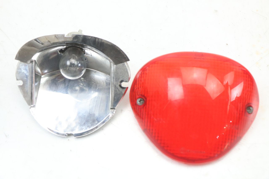photo de LAMPA TYLNA PIAGGIO LIBERTY 4T 50 (2004 - 2008) - Zbliżenie techniczne