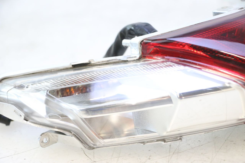 photo de LAMPA TYLNA PIAGGIO LIBERTY IGET 4T 50 (2015 - 2020) - Zoom stanu zużycia