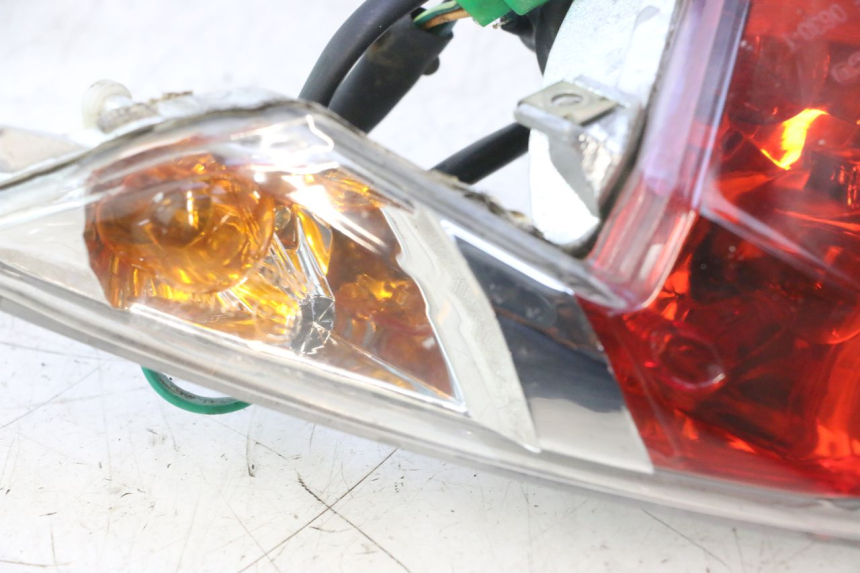 photo de ŚWIATŁO TYLNE KYMCO SUPER 8 2T 50 (2007 - 2013) - Szczegóły charakterystyczne