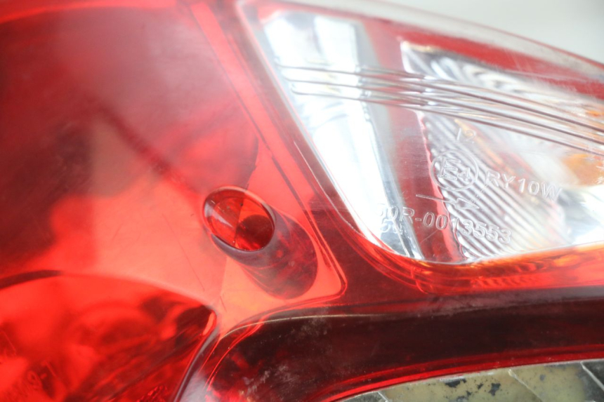 photo de LAMPA TYLNA SYM SYMPHONY 125 (2009 - 2015) - Zoom stanu zużycia