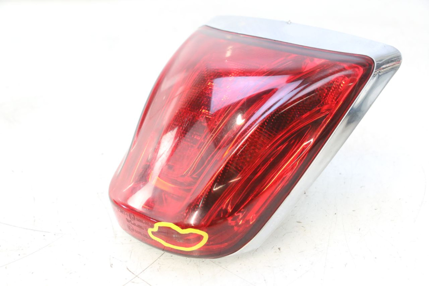 photo de LAMPA TYLNA PIAGGIO VESPA PRIMAVERA 2T 50 (2013 - 2018) - Zbliżenie techniczne