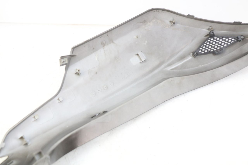 photo de PRAWY TYLNY BOK KYMCO AGILITY 16+ 4T 50 (2018 - 2023) - Szczegóły charakterystyczne