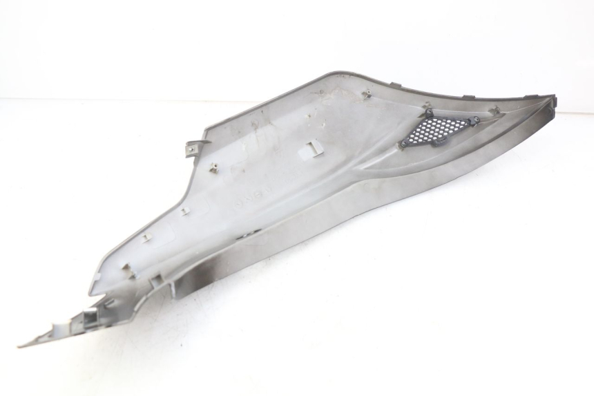 photo de PRAWY TYLNY BOK KYMCO AGILITY 16+ 4T 50 (2018 - 2023) - Widok z bliska