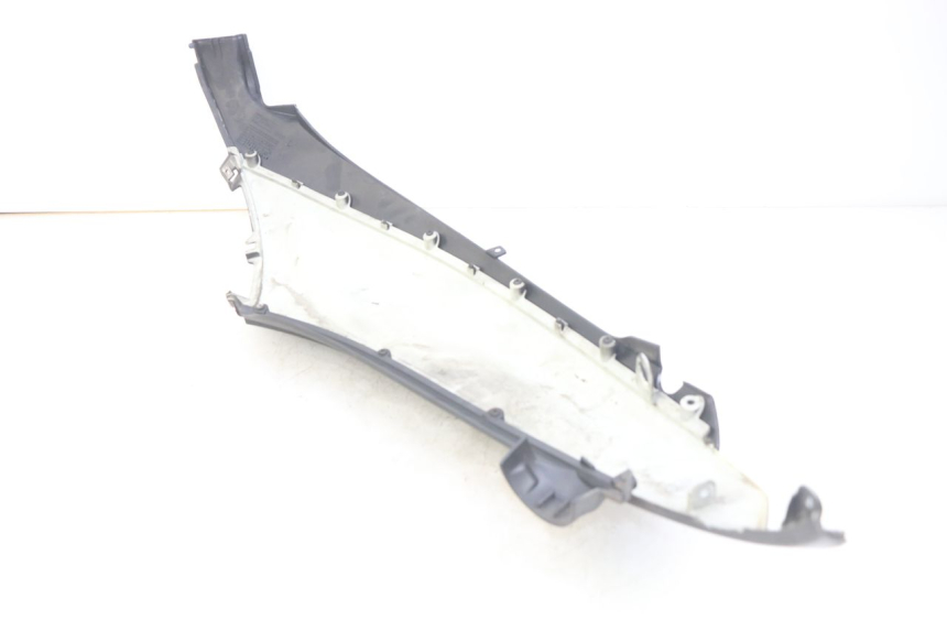 photo de PRAWY TYLNY BOK PIAGGIO BEVERLY 125 (2010 - 2015) - Inny kąt widzenia