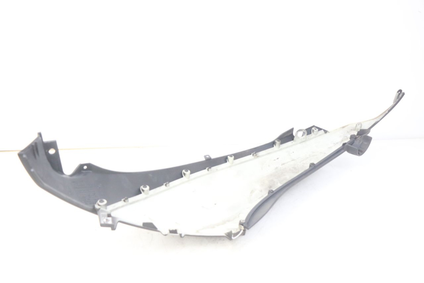 photo de PRAWY TYLNY BOK PIAGGIO BEVERLY 125 (2010 - 2015) - Zbliżenie techniczne