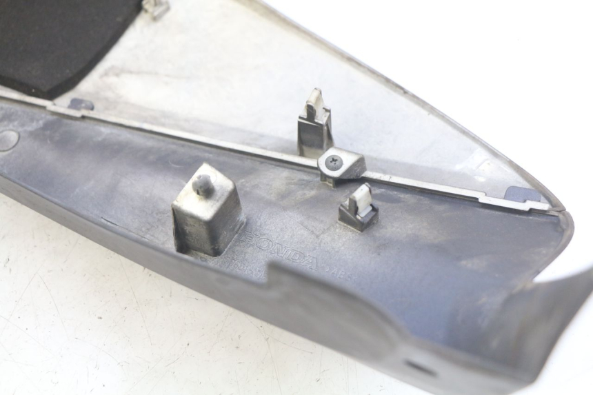 photo de PRAWY TYLNY BOK HONDA FJS SILVERWING SILVER WING 400 (2009 - 2016) - Zbliżenie techniczne