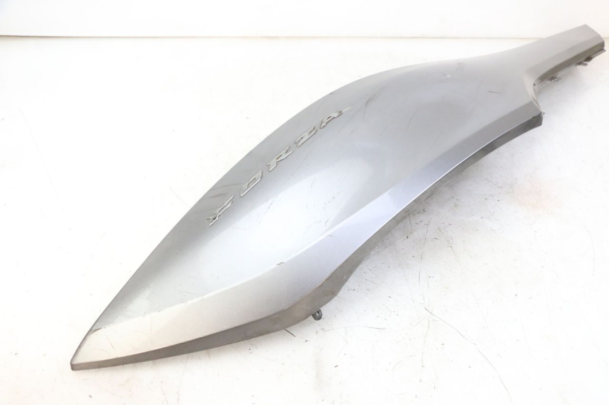 photo de PRAWY TYLNY BOK HONDA FORZA ABS 300 (2013 - 2017) - Zbliżenie komponentów