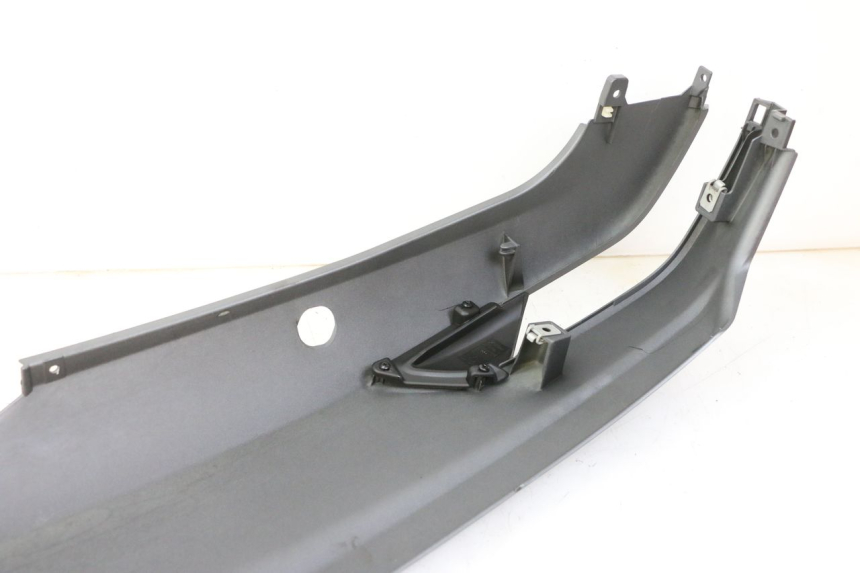 photo de PRAWY TYLNY BOK PIAGGIO MP3 500 (2014 - 2017) - Punkty mocowania