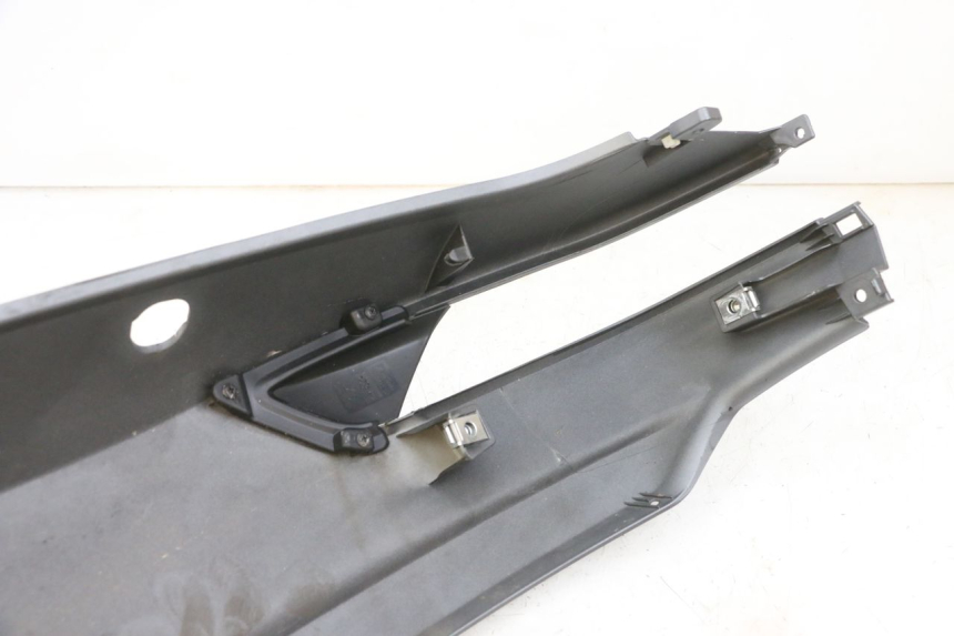 photo de PRAWY TYLNY BOK PIAGGIO MP3 500 (2016 - 2018) - Szczegół części