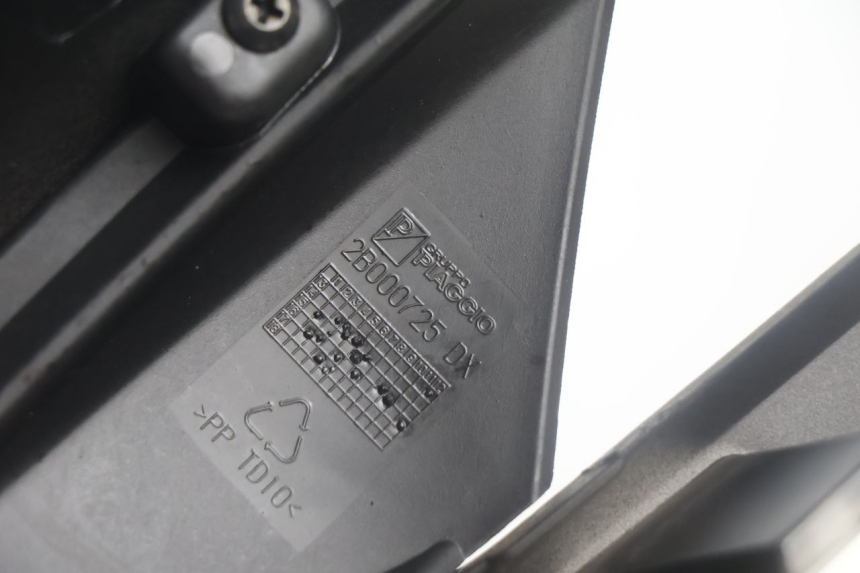 photo de PRAWY TYLNY BOK PIAGGIO MP3 500 (2016 - 2018) - Widok z bliska