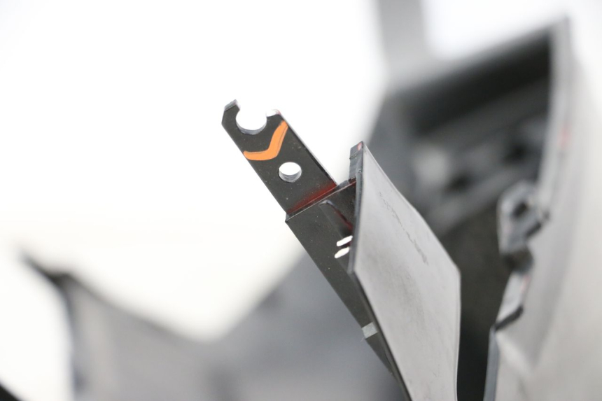 photo de PRAWY TYLNY BOK PEUGEOT SPEEDFIGHT 3 LC 2T 50 (2009 - 2015) - Szczegóły charakterystyczne