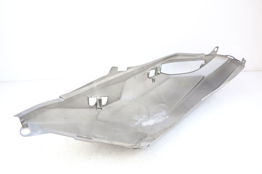 photo de PRAWY TYLNY BOK PEUGEOT SATELIS 125 (2010 - 2012) - Zbliżenie techniczne