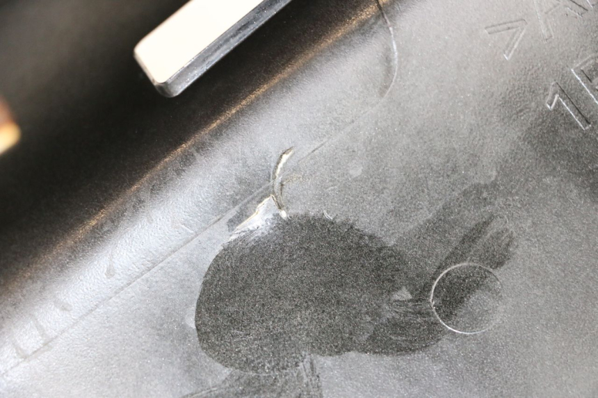 photo de PRAWY TYLNY BOK YAMAHA XMAX X-MAX 125 (2006 - 2009) - Zoom stanu zużycia