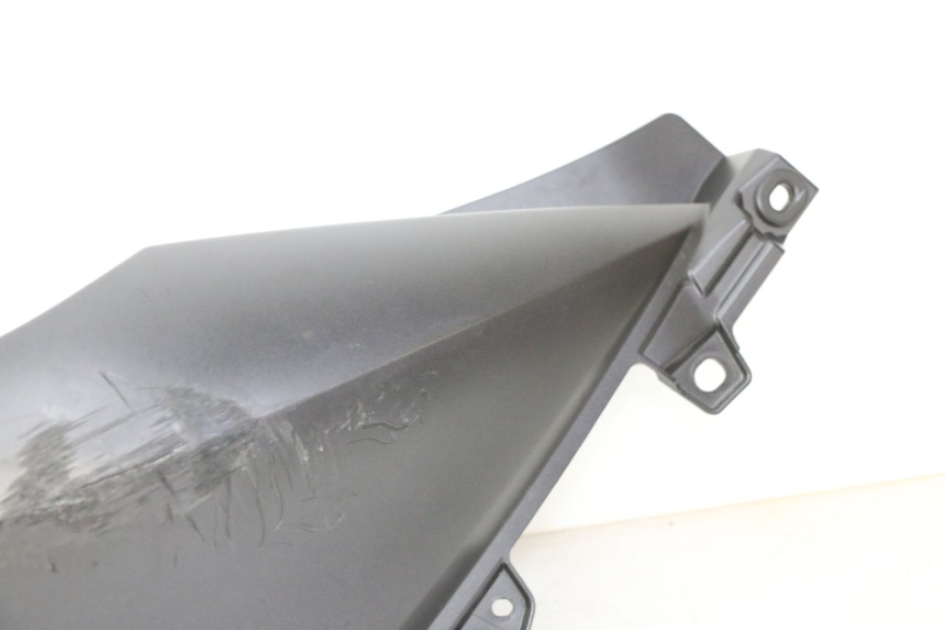 photo de PRAWY TYLNY BOK YAMAHA XMAX X-MAX 125 (2021 - 2025) - Szczegóły charakterystyczne