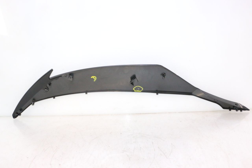 photo de PRAWA PRZEDNIA BOCZNA OSŁONA YAMAHA YZF R6 600 (2008 - 2009) - Zbliżenie techniczne