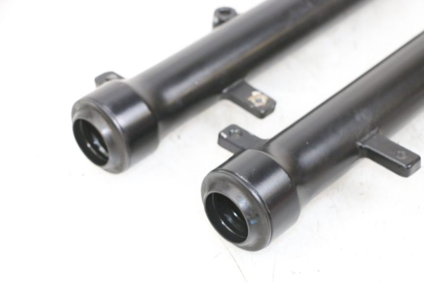 photo de OSŁONA WIDEŁEK AMORTYZATORA KYMCO AGILITY 16+ 4T 50 (2018 - 2023) - Zbliżenie techniczne