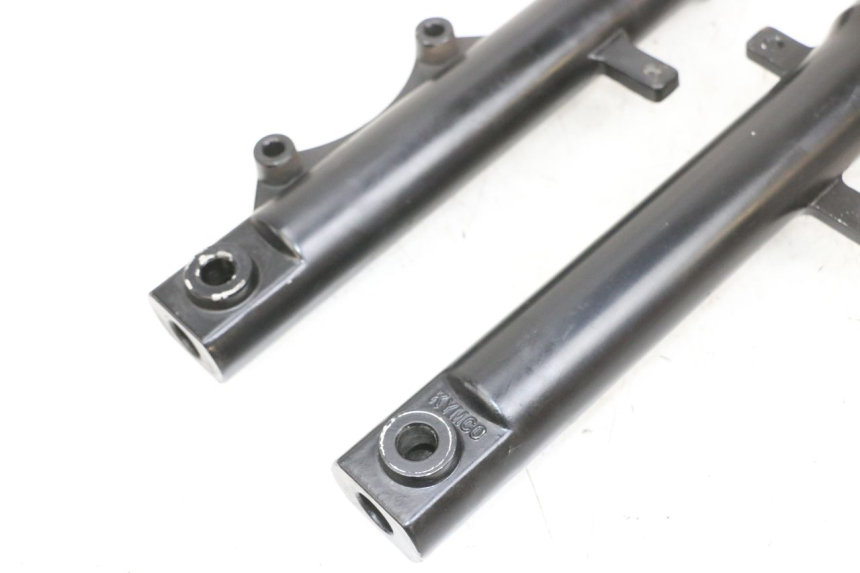 photo de OSŁONA WIDEŁEK AMORTYZATORA KYMCO AGILITY 16+ 4T 50 (2018 - 2023) - Widok ogólny