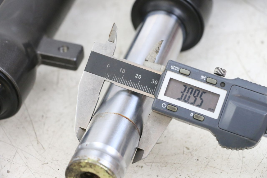 photo de OSŁONA WIDEŁEK AMORTYZATORA KYMCO AGILITY 4T 50 (2018 - 2022) - Zoom stanu zużycia