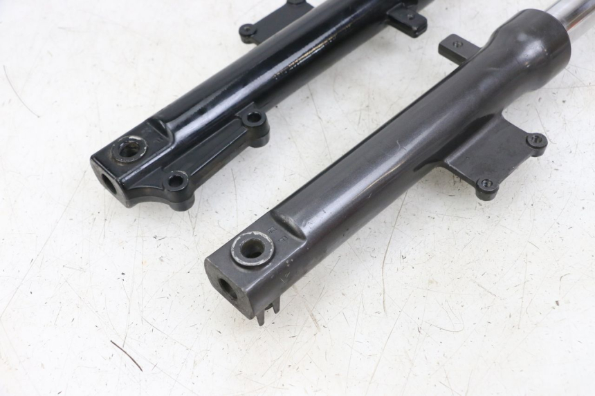 photo de OSŁONA WIDEŁEK AMORTYZATORA KYMCO AGILITY 4T 50 (2018 - 2022) - Inny kąt widzenia