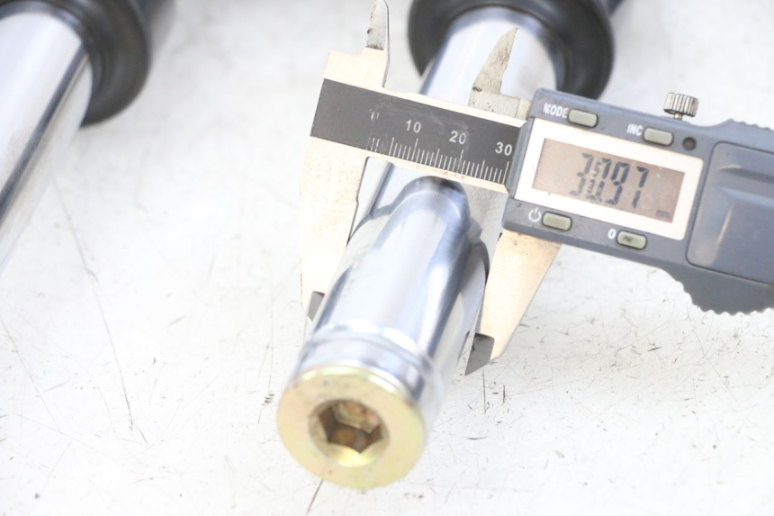 photo de OSŁONA WIDEŁEK AMORTYZATORA KYMCO AGILITY 4T 50 (2018 - 2022) - Zoom stanu zużycia