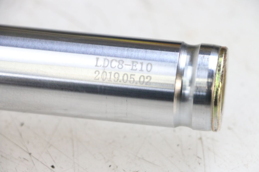 photo de OSŁONA WIDEŁEK AMORTYZATORA KYMCO AGILITY 4T 50 (2018 - 2022) - Inny kąt widzenia