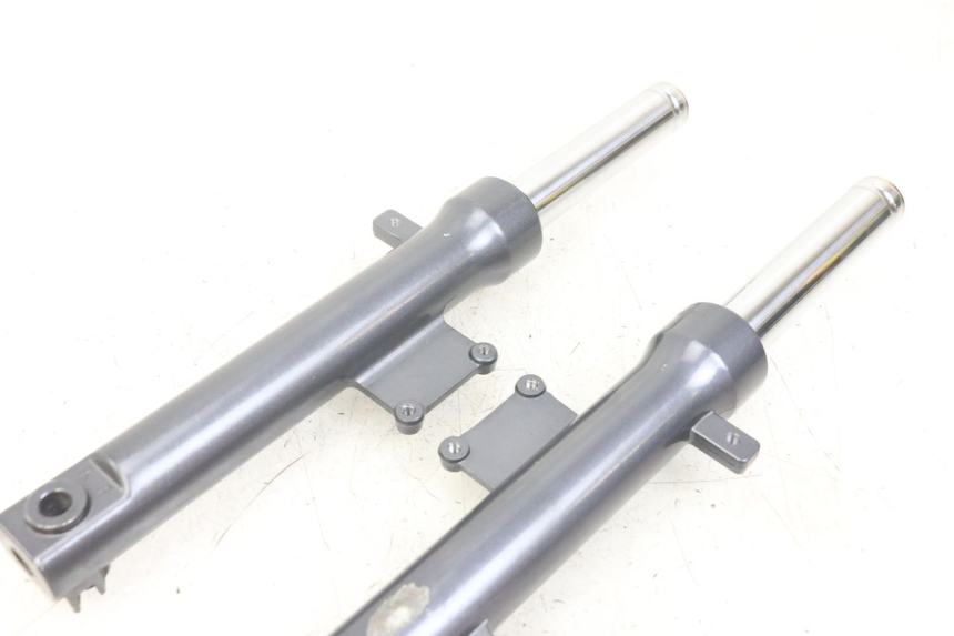 photo de OSŁONA WIDEŁEK AMORTYZATORA KYMCO AGILITY 4T 50 (2018 - 2022) - Widok ogólny