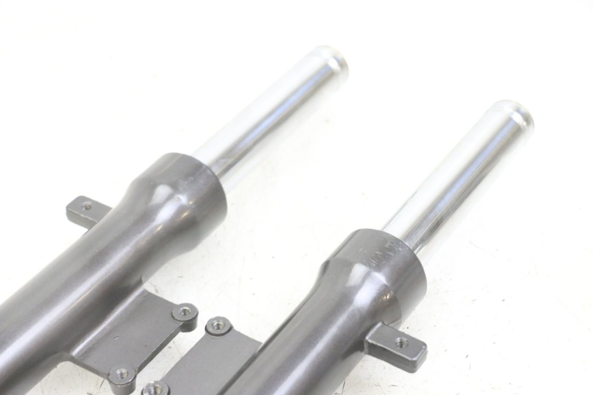 photo de OSŁONA WIDEŁEK AMORTYZATORA KYMCO AGILITY 4T 50 (2005 - 2018) - Widok ogólny