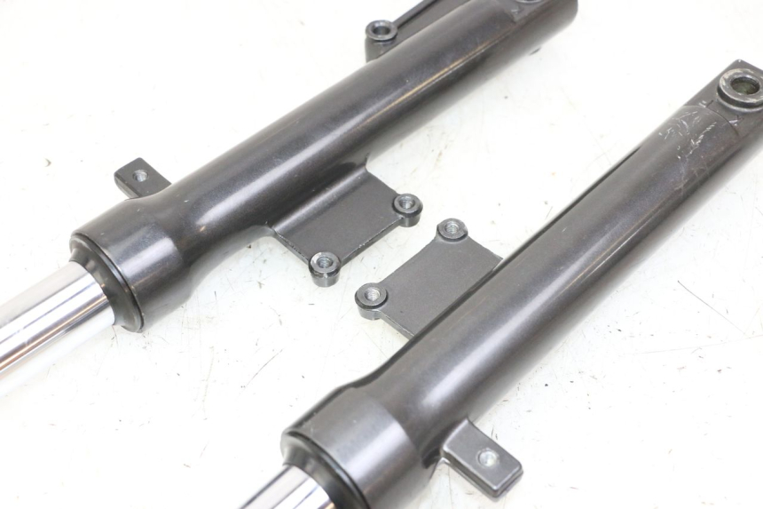 photo de OSŁONA WIDEŁEK AMORTYZATORA KYMCO AGILITY 4T 50 (2005 - 2018) - Szczegóły charakterystyczne