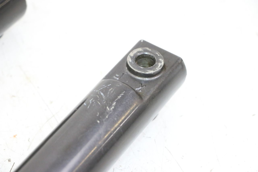 photo de OSŁONA WIDEŁEK AMORTYZATORA KYMCO AGILITY 4T 50 (2005 - 2018) - Zbliżenie komponentów