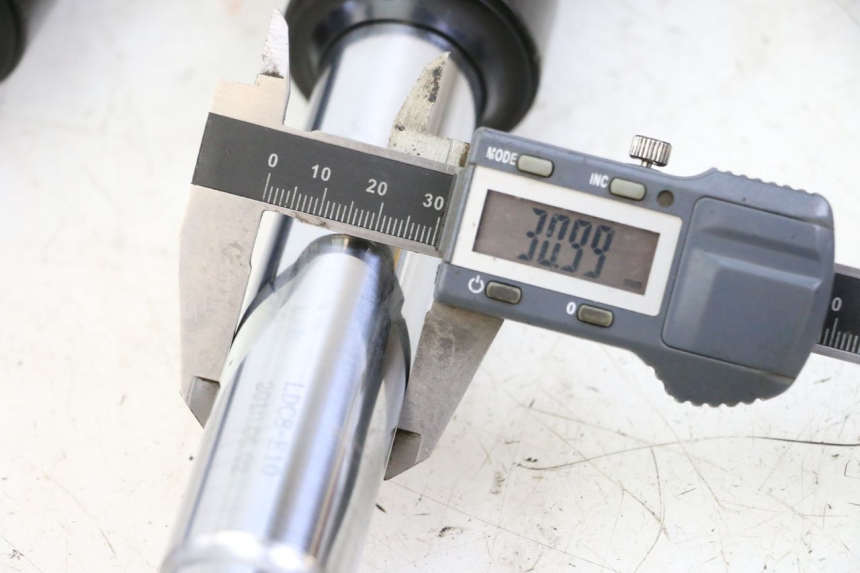 photo de OSŁONA WIDEŁEK AMORTYZATORA KYMCO AGILITY 4T 50 (2005 - 2018) - Zoom stanu zużycia