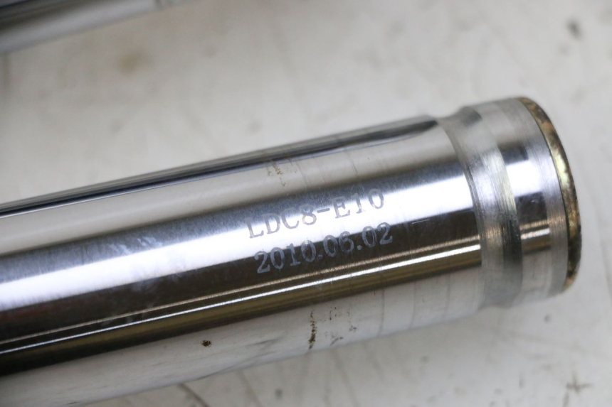 photo de OSŁONA WIDEŁEK AMORTYZATORA KYMCO AGILITY 4T 50 (2005 - 2018) - Inny kąt widzenia