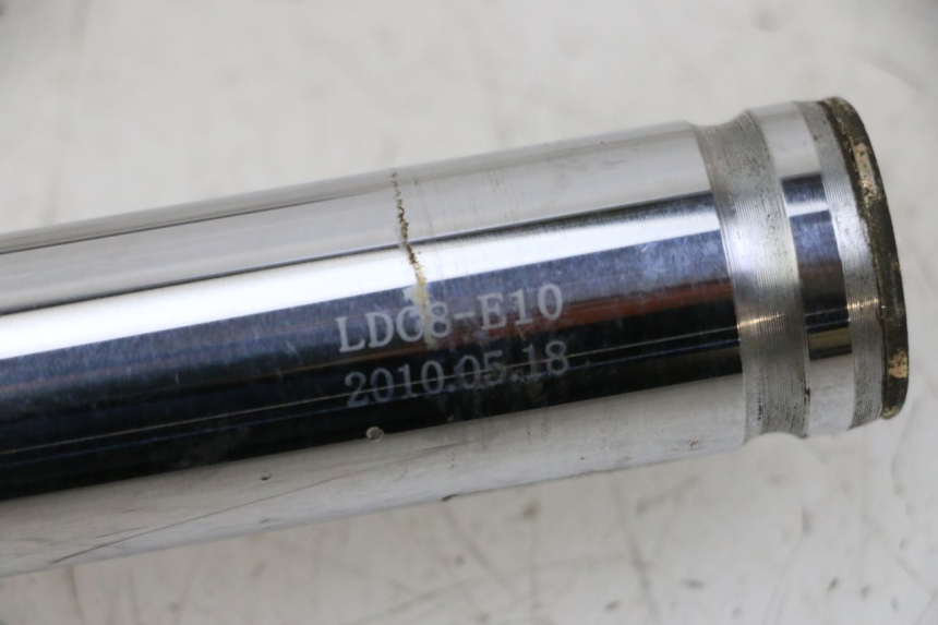 photo de OSŁONA WIDEŁEK AMORTYZATORA KYMCO AGILITY 4T 50 (2005 - 2018) - Zbliżenie techniczne