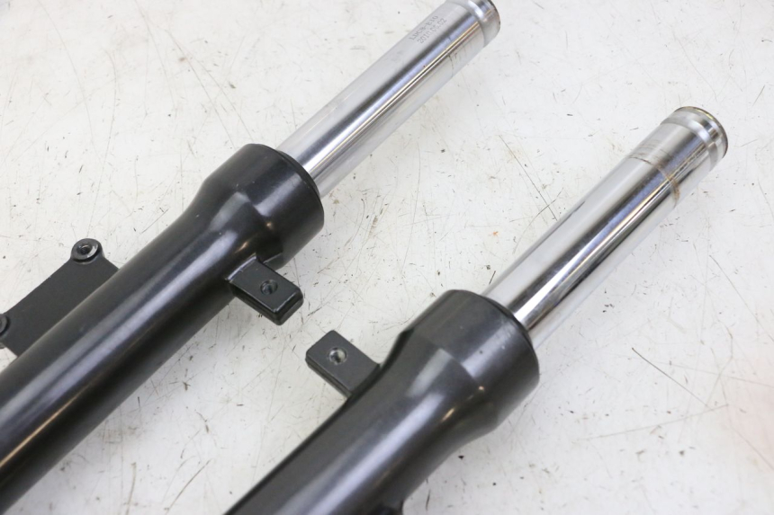 photo de OSŁONA WIDEŁEK AMORTYZATORA KYMCO AGILITY 4T 50 (2005 - 2018) - Stan powierzchni