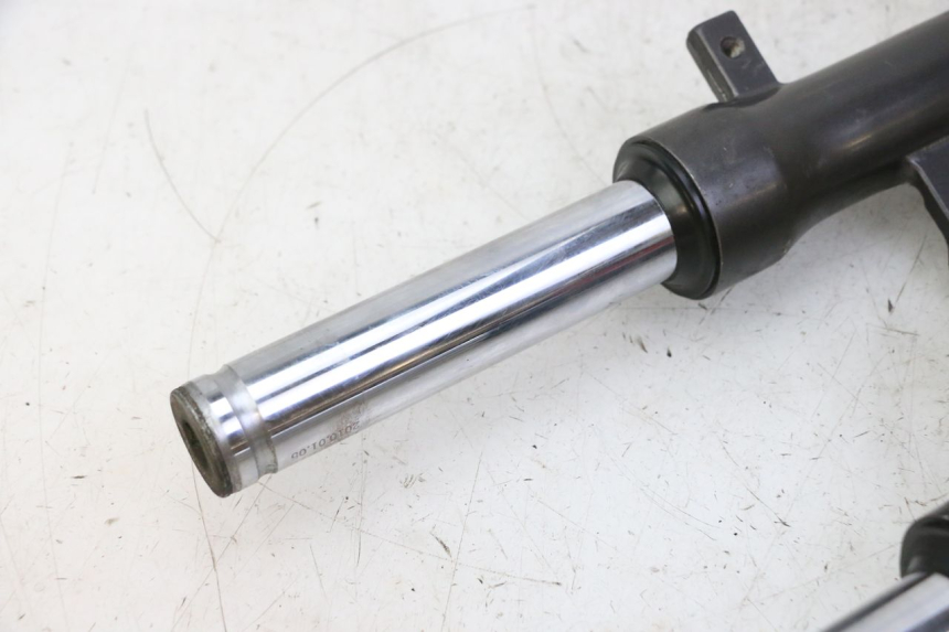 photo de OSŁONA WIDEŁEK AMORTYZATORA KYMCO AGILITY 4T 50 (2005 - 2018) - Zoom stanu zużycia