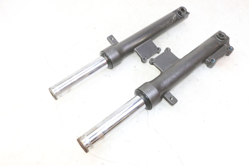 photo de OSŁONA WIDEŁEK AMORTYZATORA KYMCO AGILITY 4T 50 (2005 - 2018) - Zbliżenie techniczne