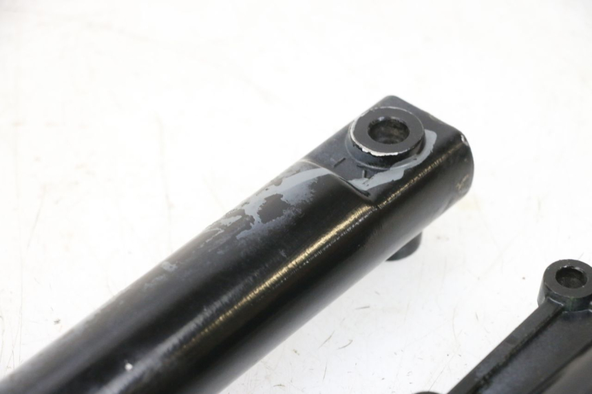 photo de OSŁONA WIDEŁEK AMORTYZATORA KYMCO AGILITY 4T 50 (2018 - 2022) - Szczegóły charakterystyczne