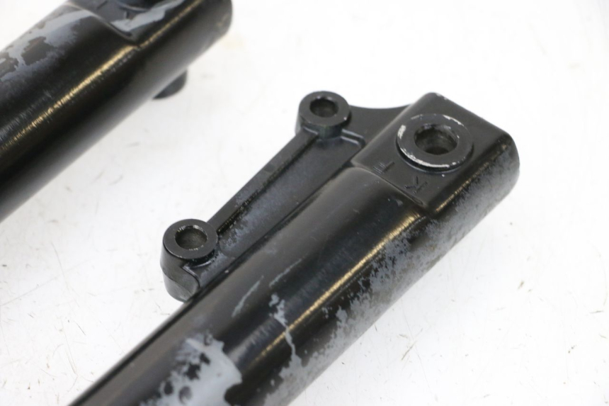 photo de OSŁONA WIDEŁEK AMORTYZATORA KYMCO AGILITY 4T 50 (2018 - 2022) - Zbliżenie komponentów