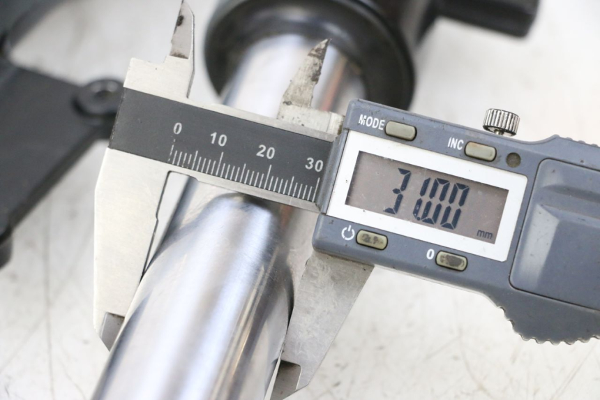 photo de OSŁONA WIDEŁEK AMORTYZATORA KYMCO AGILITY 4T 50 (2018 - 2022) - Zoom stanu zużycia