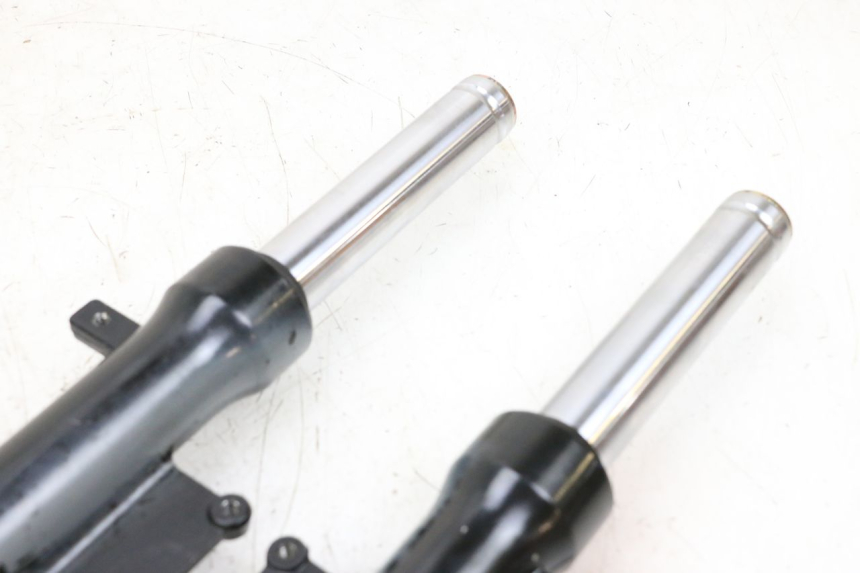 photo de OSŁONA WIDEŁEK AMORTYZATORA KYMCO AGILITY 4T 50 (2018 - 2022) - Inny kąt widzenia