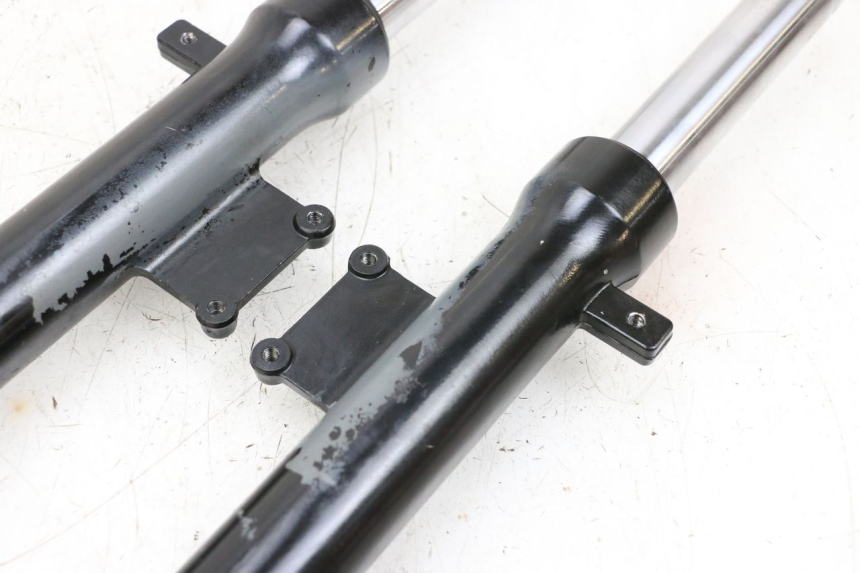 photo de OSŁONA WIDEŁEK AMORTYZATORA KYMCO AGILITY 4T 50 (2018 - 2022) - Zbliżenie techniczne