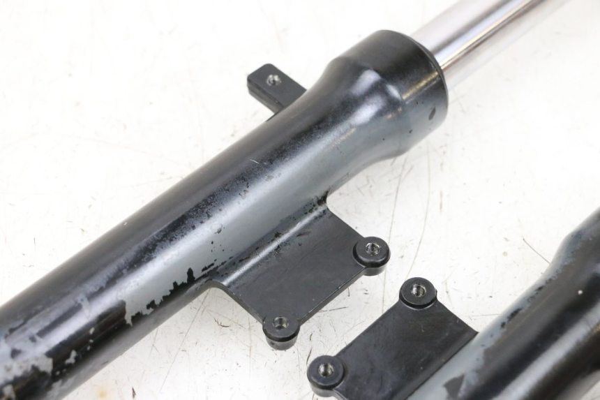 photo de OSŁONA WIDEŁEK AMORTYZATORA KYMCO AGILITY 4T 50 (2018 - 2022) - Widok ogólny