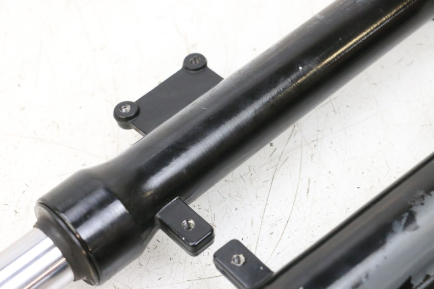 photo de OSŁONA WIDEŁEK AMORTYZATORA KYMCO AGILITY 4T 50 (2018 - 2022) - Oznaczenia i referencje