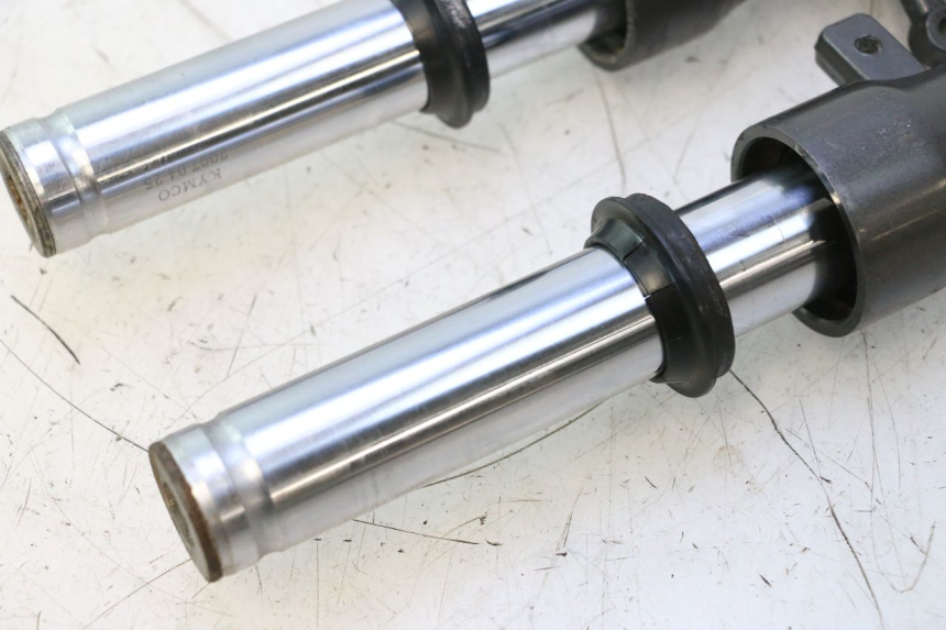 photo de OSŁONA WIDEŁEK AMORTYZATORA KYMCO AGILITY 4T 50 (2005 - 2018) - Stan powierzchni