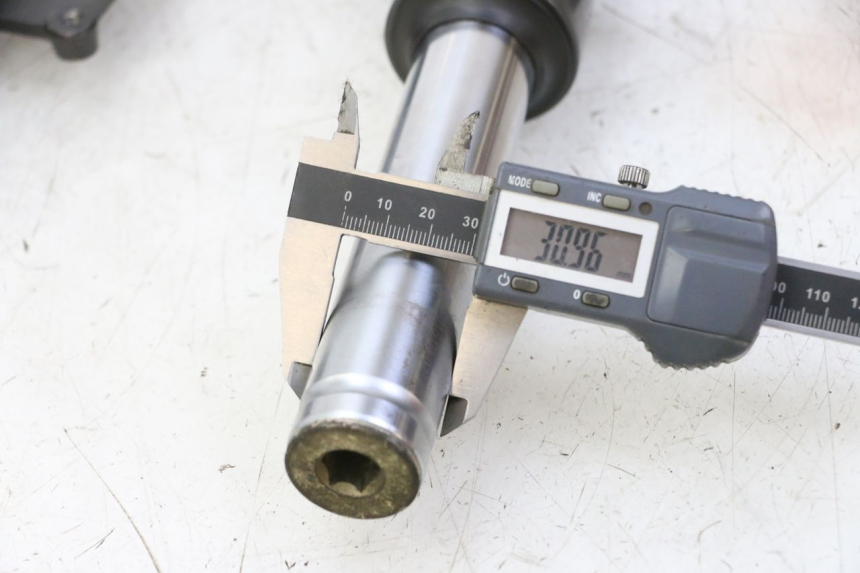 photo de OSŁONA WIDEŁEK AMORTYZATORA KYMCO AGILITY NAKED RENOUVO 2T 50 (2011 - 2018) - Szczegół części